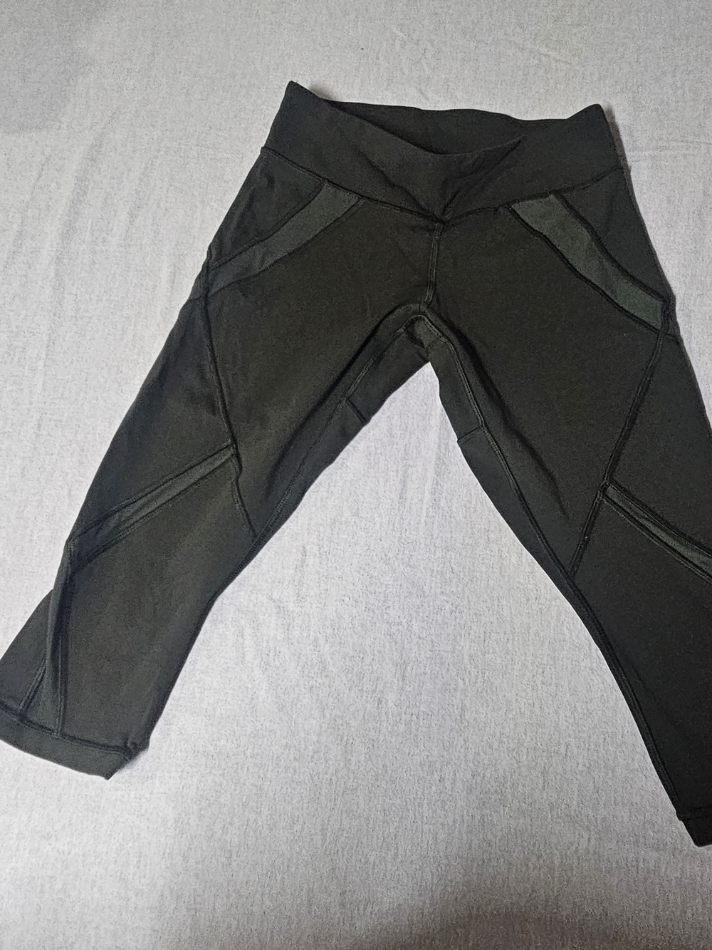 LULULEMON RUN CROP PANTS DARK GREEN MESH PANELS PILATES GYM YOGA GYM sz 4